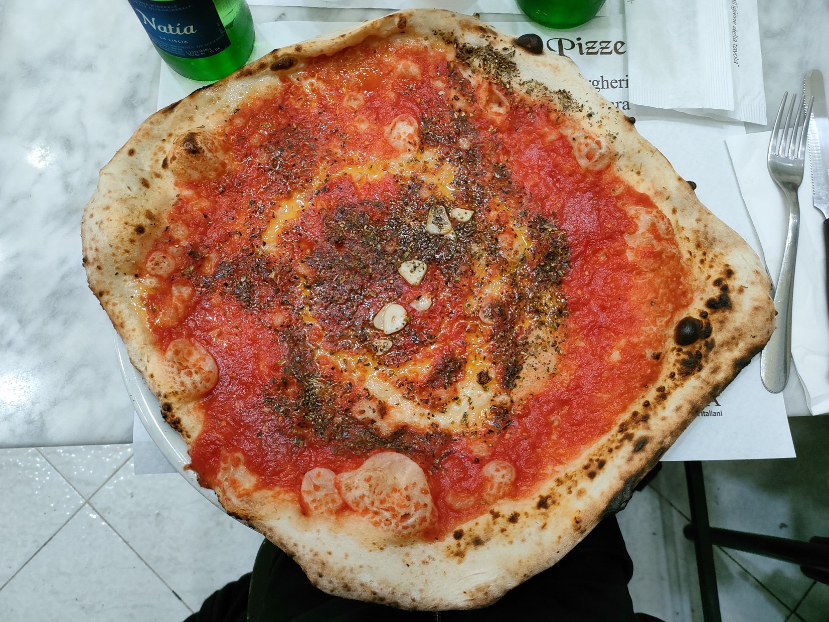 Pizza marinara da Michele a Napoli