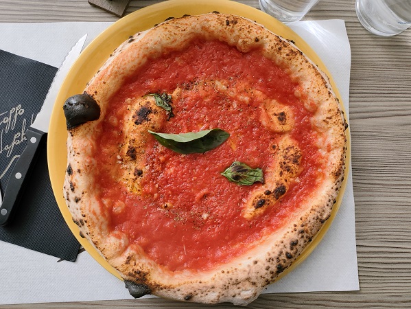 Pizza marinara da Troppo Napoletani a Desio